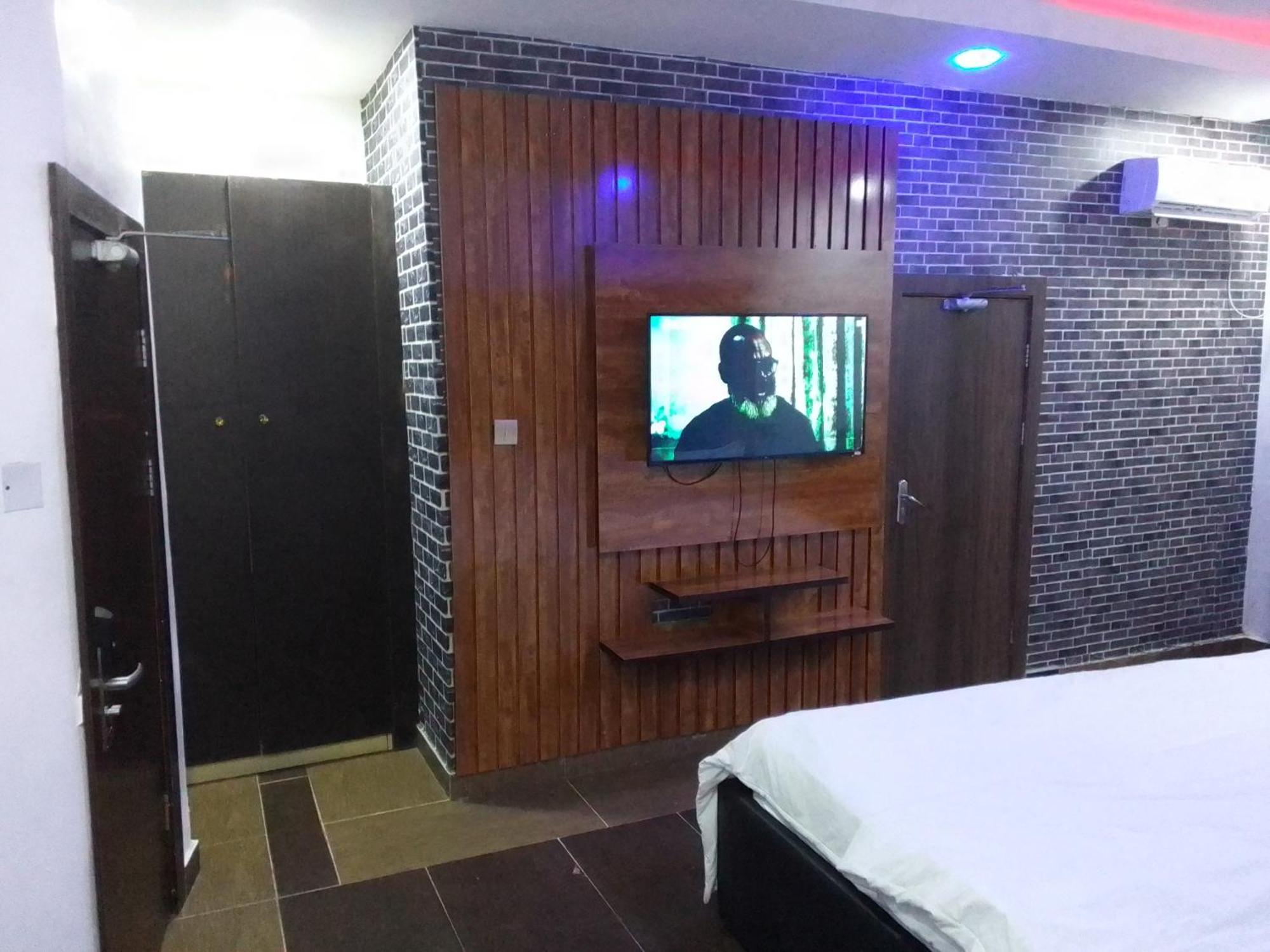 Exclusive Mansion Lekki Phase 1 Ilado Exterior photo